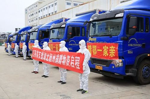 11輛滿載愛心的大貨車從江西南華醫(yī)藥物流中心啟程,駛向湖北隨州